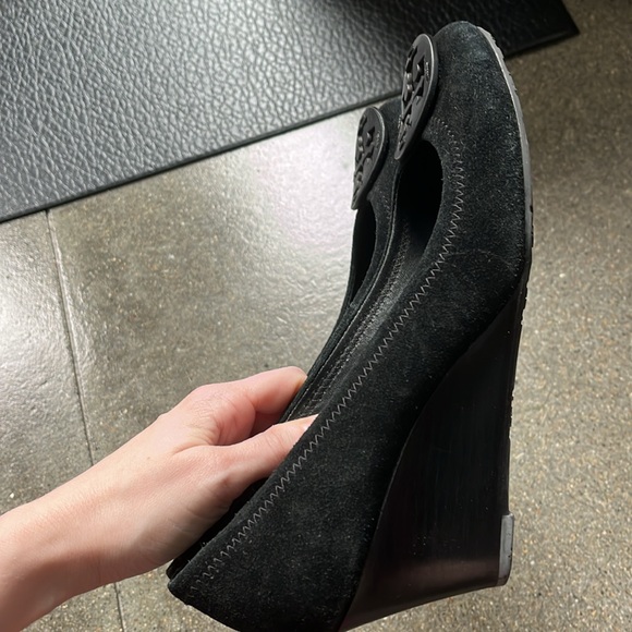 TORY BURCH. Low heel black suede wedge size 7.5 - Picture 2 of 4